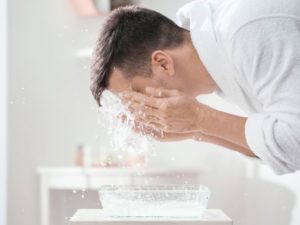 4 Tanda Kalau Cara Mencuci Wajah yang Kamu Lakukan Itu Salah - Bolehshop